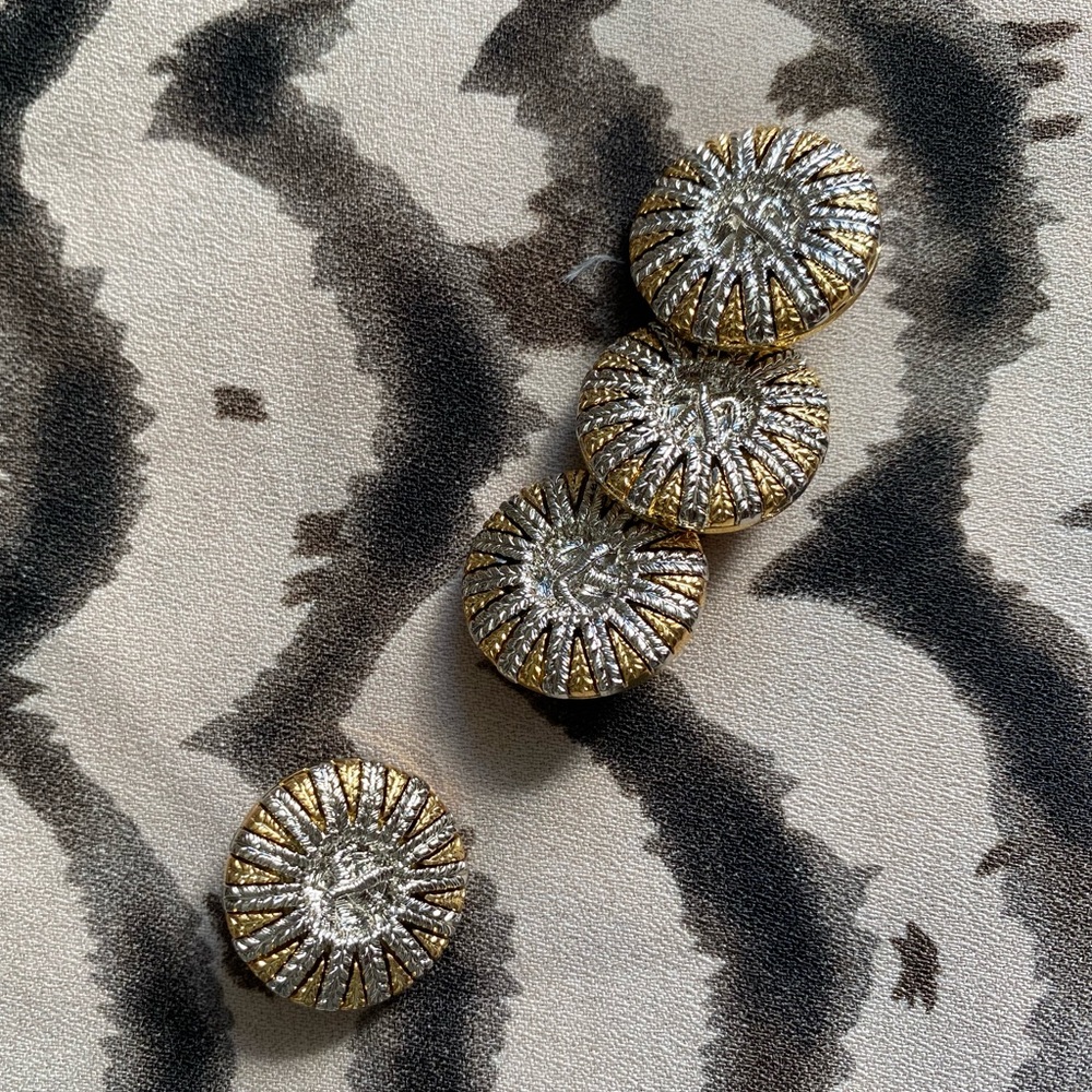 Lovely vintage look shank button. 6 peices